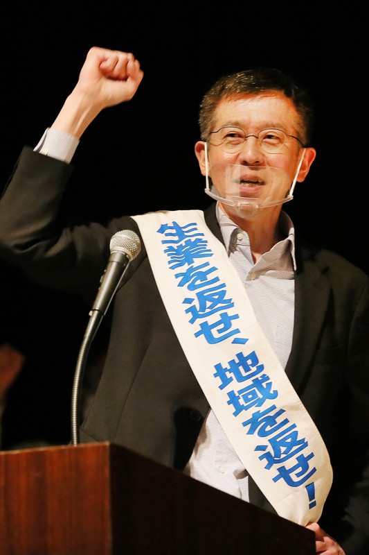 判決後の報告集会で拳を突き上げる服部浩幸さん=仙台市青葉区で2020年9月30日午後4時48分、和田大典撮影