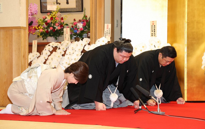 大関昇進の伝達を受ける正代(中央)と枝川親方(右)ら=東京都墨田区の時津風部屋で2020年9月30日(代表撮影)