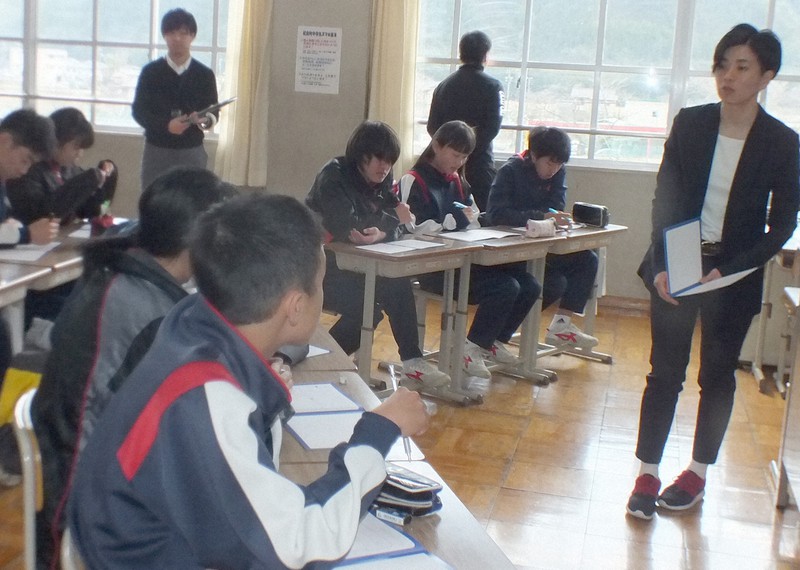 後藤史さん(右端)の出前授業を受ける生徒たち=三重県紀北町の町立三船中で2019年3月14日、下村恵美撮影