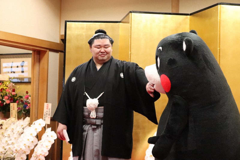 熊本出身力士として初優勝・正代をくまモンが訪問 日本酒や馬肉を