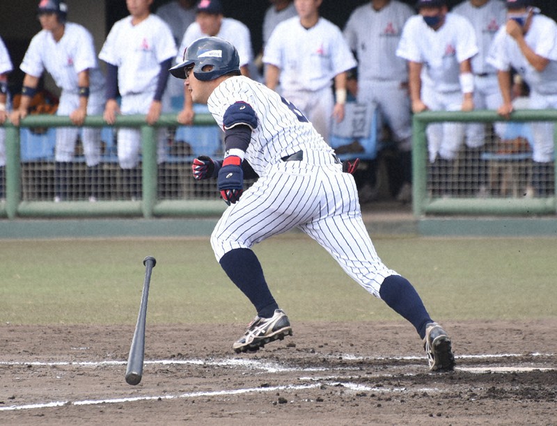 【JR東海-三菱重工名古屋】七回裏三菱重工名古屋2死、吉田承太が二ゴロに倒れる=愛知県の岡崎市民球場で2020年9月30日、鈴木英世撮影