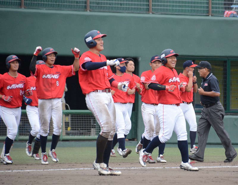 【王子-永和商事ウイング】サヨナラ勝ちし、喜ぶ永和商事ウイングの選手ら=愛知県の岡崎市民球場で2020年9月30日午後3時31分、森野俊撮影