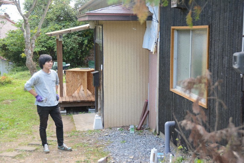 休日に改修を進めている自宅の外壁を見渡す平松さん。奥には新調したウッドデッキも=宮城県気仙沼市で2020年9月24日、深津誠撮影