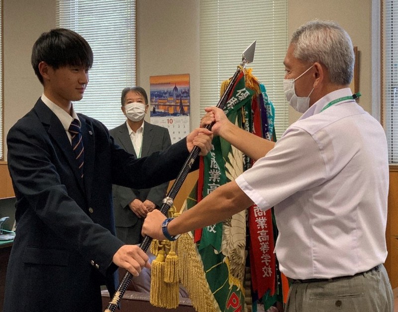 丹野高雄会長(右)に優勝旗を返還する高橋将人前主将=仙台商で2020年9月30日、面川美栄撮影
