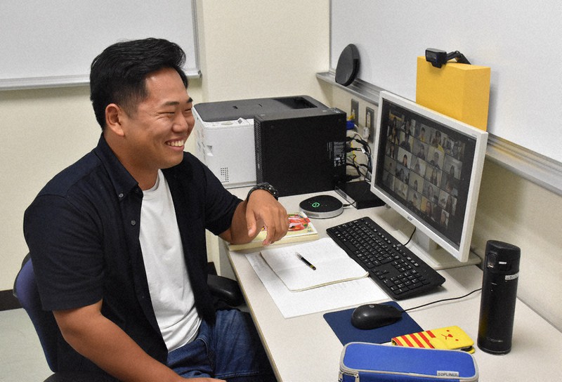 韓国留学プログラムにオンラインで参加する徳島大3年の島さん=徳島市の徳島大学常三島キャンパスで、岩本桜撮影