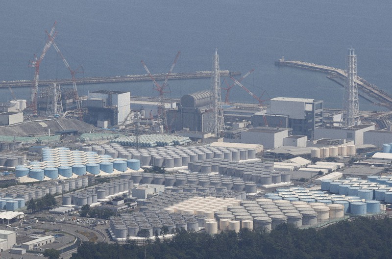東京電力福島第1原発。後方に原子炉建屋が建ち並ぶ=福島県大熊町で8月、本社ヘリから