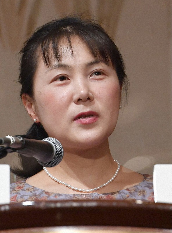 21世紀フォーラムで講演する京都大大学院の浅利美鈴准教授=大阪市北区で、望月亮一撮影