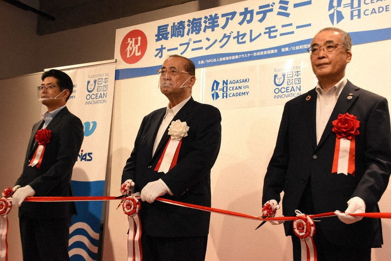 テープカットする坂井理事長(中央)ら=中山敦貴撮影