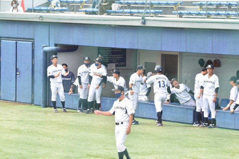 【日本製鉄鹿島-スバル】九回裏スバル1死二塁、川口の右前適時打で生還した森下を迎え気勢を上げるスバルベンチ=群馬県太田市運動公園野球場で2020年10月1日、大澤孝二撮影