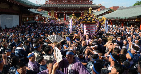 浅草・三社祭大きく様変わり 規模縮小、神輿はトラックに載せて 10月