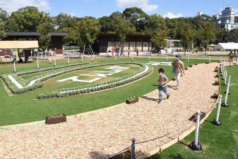 てんしば５周年 祝福の花文字 大阪 毎日新聞