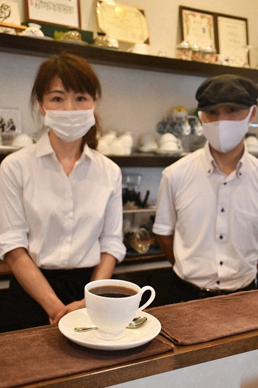 誰もがくつろげる空間作りを目指す松浦優子さん(左)と弟の大介さん=奈良県広陵町で、小宅洋介撮影