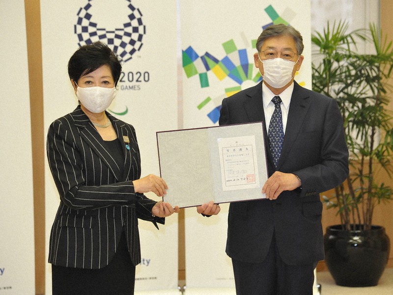 専門家ボード座長に就いた賀来満夫・東北医科薬科大特任教授(右)