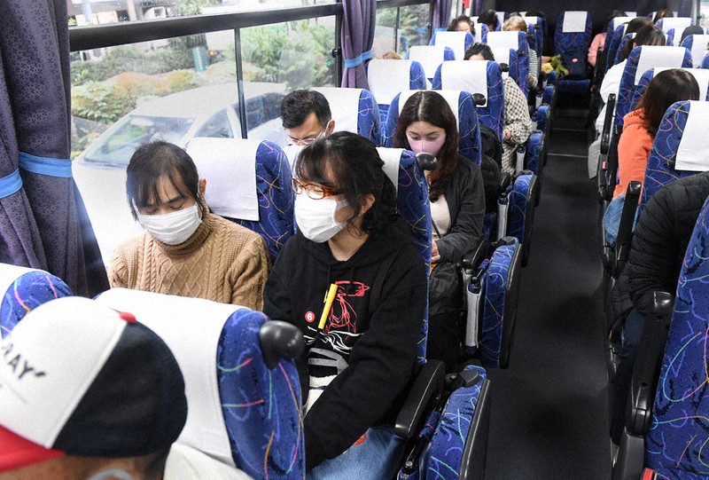 東京発着の旅行でもGo Toトラベルが始まり、新宿駅前から山梨県へ向かう日帰りバスツアーの出発を待つ観光客たち=東京都新宿区で1日午前7時57分、滝川大貴撮影