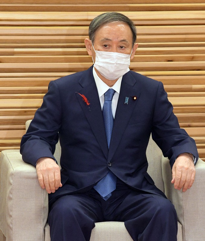 閣議に臨む菅義偉首相=首相官邸で2020年10月2日午前10時2分、竹内幹撮影