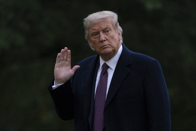 ホワイトハウスでポーズをとるトランプ米大統領=1日、AP