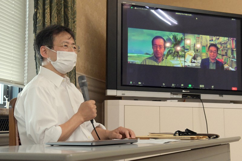 日本学術会議の人事を巡る問題の野党合同ヒアリングで発言する、会員に任命されなかった岡田正則早稲田大教授。画面左は小沢隆一東京慈恵会医科大教授、同右は松宮孝明立命館大教授=国会内で2020年10月2日午前9時46分、竹内幹撮影