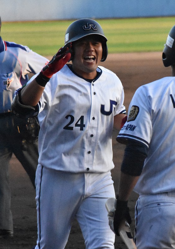 【光シーガルズ-JR西日本】八回裏JR西日本2死、代打・鳥居丈寛が右越えソロ本塁打を放つ=東広島市の東広島アクアスタジアムで2020年10月2日午後5時41分、安田光高撮影