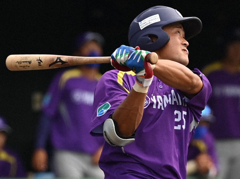 【三菱自動車岡崎-ヤマハ】三回表ヤマハ1死、前野が右越え本塁打を放つ=愛知県・岡崎市民球場で2020年10月2日、兵藤公治撮影