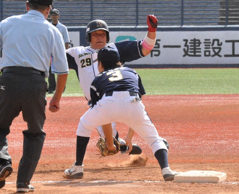 【ロキテクノ富山-JR新潟】四回表ロキテクノ富山1死三塁、左中間へ適時三塁打を放ち、必死の形相で走った太田恭史(中央)=新潟市のハードオフエコスタジアム新潟で2020年10月2日午後1時37分、岩壁峻撮影