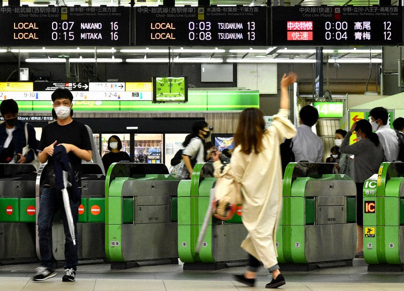 終電を前に家路につく乗客たち=東京都新宿区で2020年9月26日午前0時、西夏生撮影
