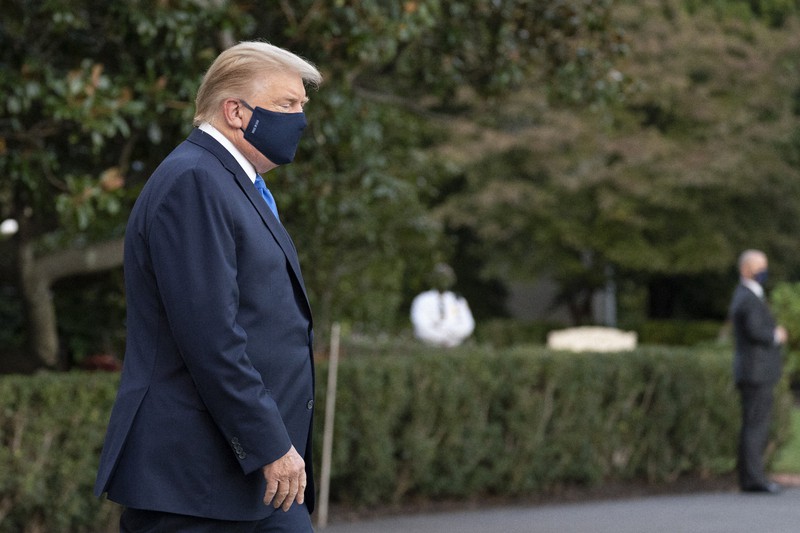 首都ワシントン近郊の米軍病院に入院するため、ホワイトハウスを後にするトランプ大統領=2020年10月2日、AP