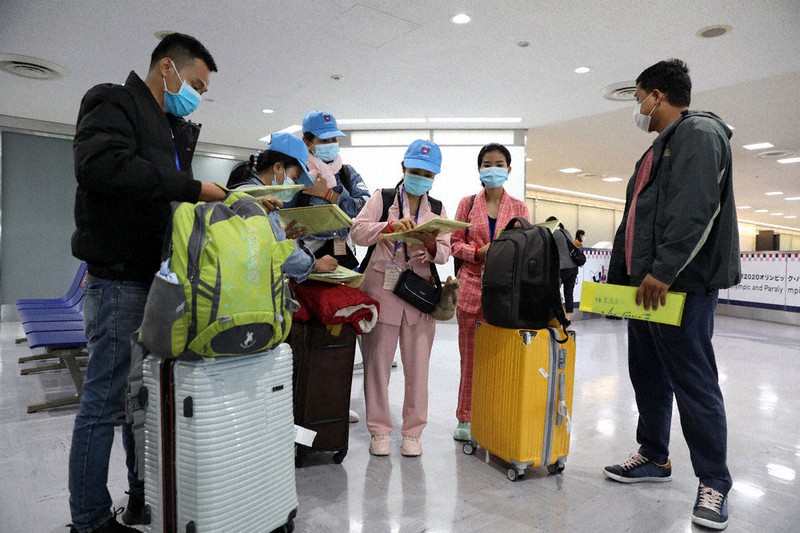 ようやく入国でき、スーツケースを手に到着ロビーを出たカンボジア人の技能実習生=成田空港で2020年10月1日午後2時53分、小川昌宏撮影