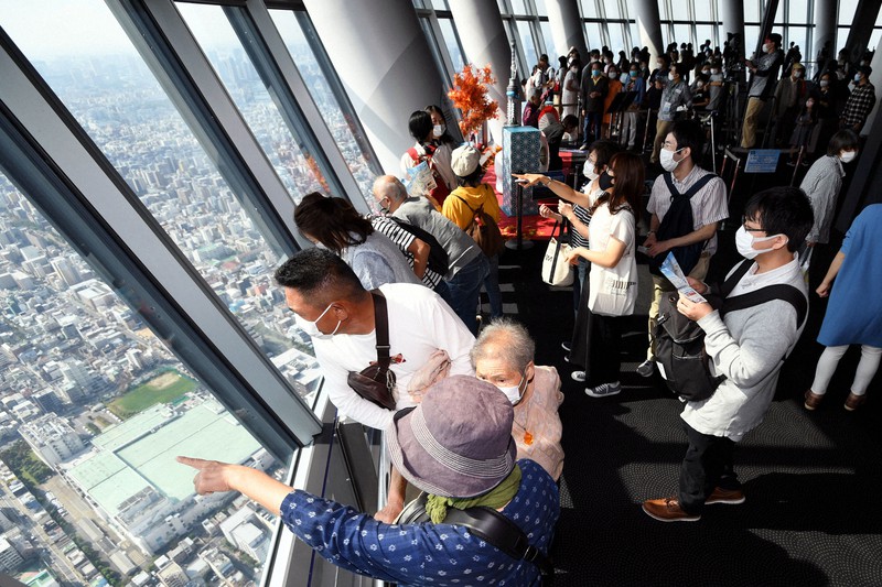 Go Toトラベルの対象に東京が追加されて迎えた初の週末に観光客でにぎわう東京スカイツリーの「天望デッキ」=東京都墨田区で2020年10月3日午前9時47分、北山夏帆撮影