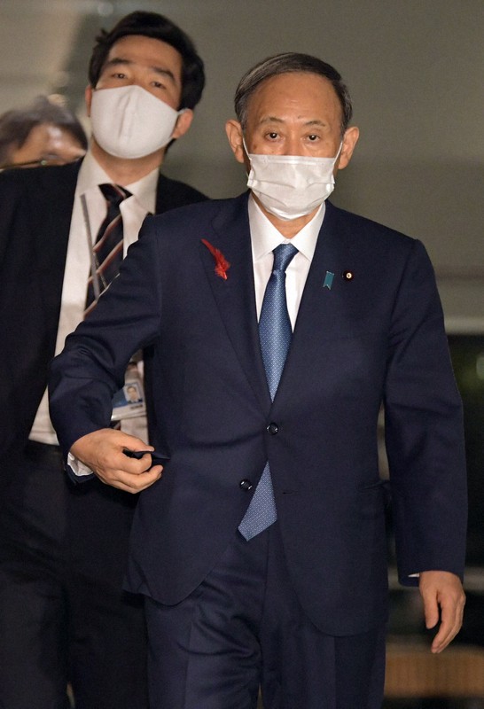 首相官邸を出る菅義偉首相=東京都千代田区で2020年10月2日午後6時5分、竹内幹撮影