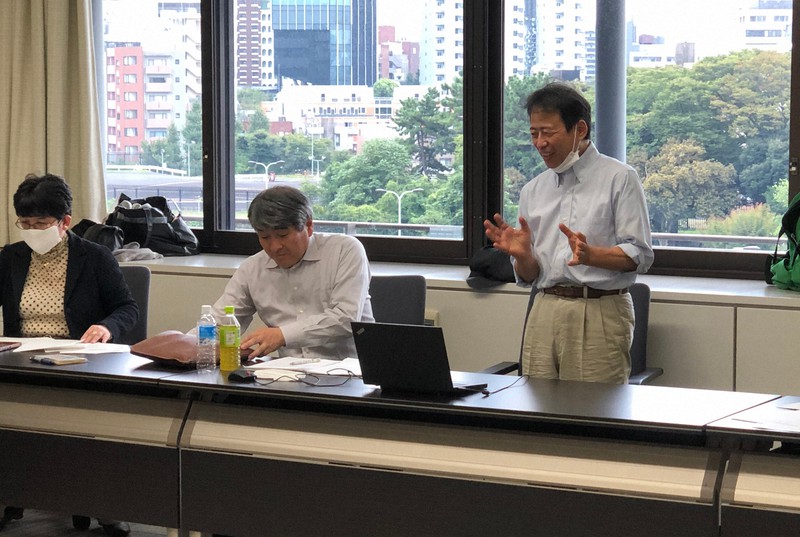 3日に開かれた日本学術会議の法学委員会。委員になる予定だった14人のうち3人が会員に任命されず、うち岡田正則・早稲田大教授(右)ら2人はオブザーバーとして参加した=東京都港区で2020年10月3日、池田知広撮影