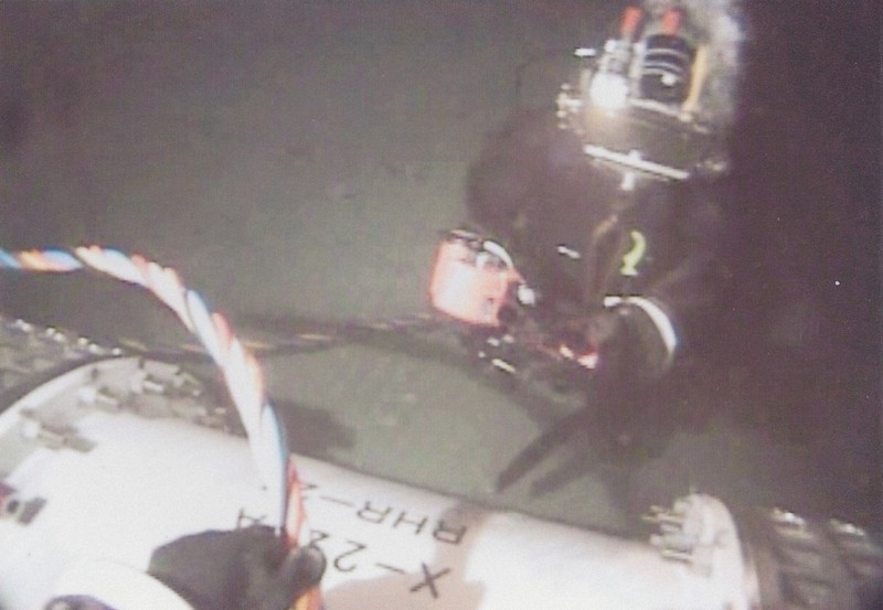 東京電力福島第1原発3号機での潜水作業の様子を撮影した写真=2006年5月(岡崎さん提供)