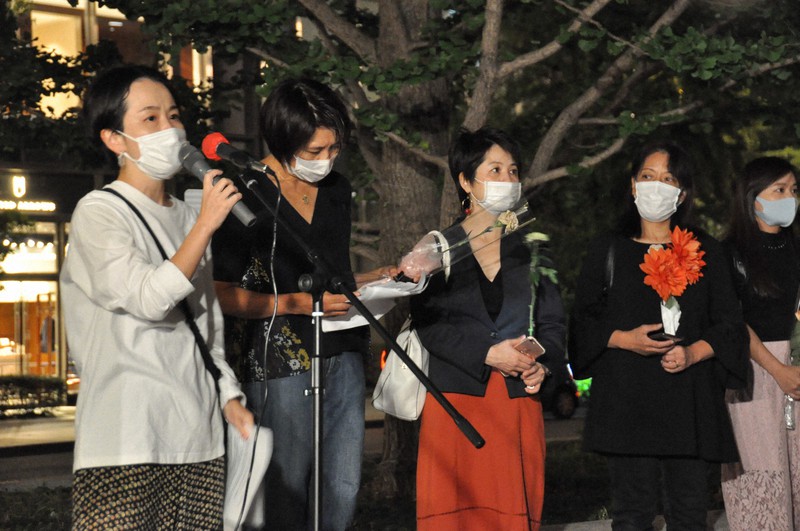 フラワーデモで杉田水脈議員への抗議を訴える呼びかけ人の松尾亜紀子さん(左)=東京都千代田区で2020年10月3日午後7時8分、塩田彩撮影