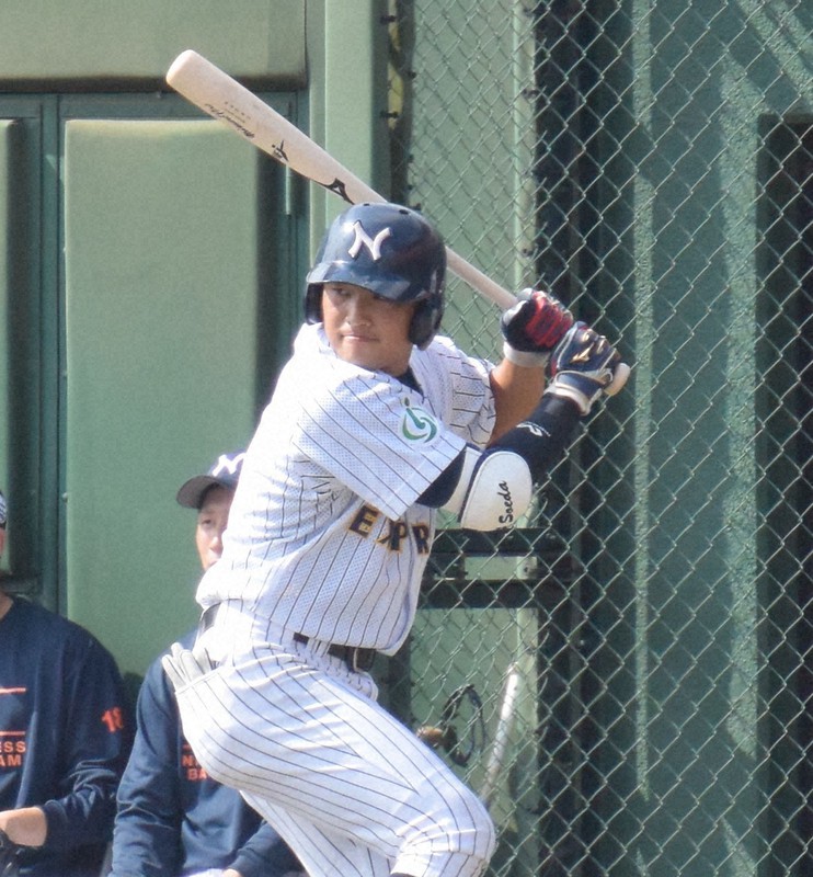 新人ながら「1番・DH」で先発出場し、2安打を放った日本通運の添田真海=埼玉県営大宮公園野球場で2020年10月3日午前10時44分、浅妻博之撮影