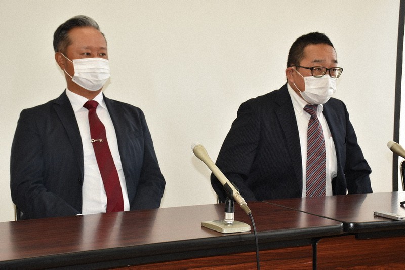 次期衆院選の岐阜1区で立候補する予定の山越徹氏(右)と、同2区で出馬予定の三尾圭司氏=岐阜市西野町5で