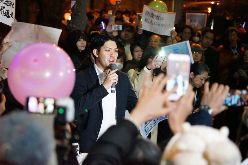 沖縄県名護市辺野古沖の埋め立てに抗議する人たちの前で、スピーチする元山仁士郎さん=東京都千代田区の首相官邸前で2019年3月1日、丹治重人撮影