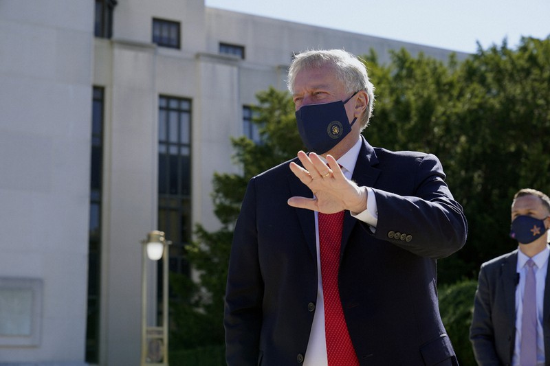 トランプ大統領の病状について説明するメドウズ首席補佐官-AP
