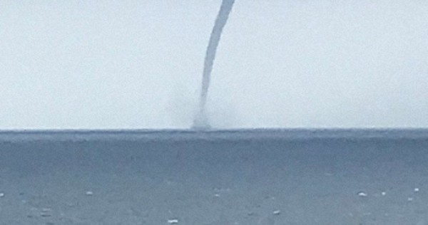 男鹿半島沖で竜巻か 沖合に水柱くっきり 秋田県内に注意情報 毎日新聞