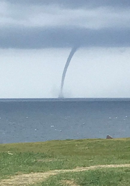 男鹿半島沖で竜巻か 沖合に水柱くっきり 秋田県内に注意情報 | 毎日新聞