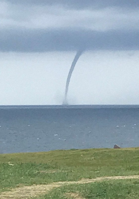 男鹿半島沖で竜巻か 沖合に水柱くっきり 秋田県内に注意情報 | 毎日新聞