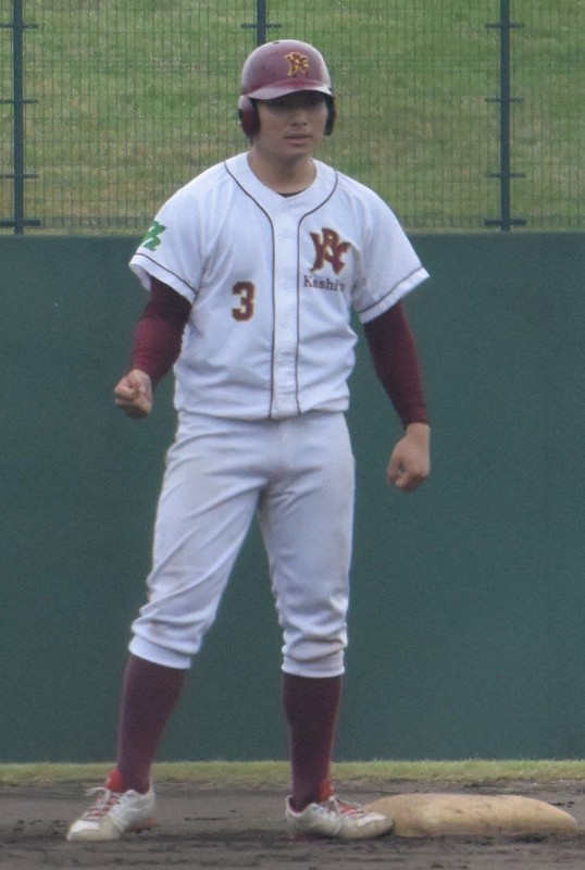 【YBC柏-オールフロンティア】三回、特大の右越え2点二塁打を放ち、二塁塁上で拳を握るYBC柏の芝田亜門=埼玉県営大宮公園野球場で2020年10月4日、浅妻博之撮影