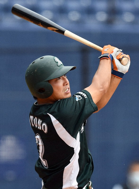 【伏木海陸運送-信越ク】七回表伏木海陸運送2死、乙野が右越え本塁打を放つ=ハードオフエコスタジアム新潟で2020年10月4日、北山夏帆撮影