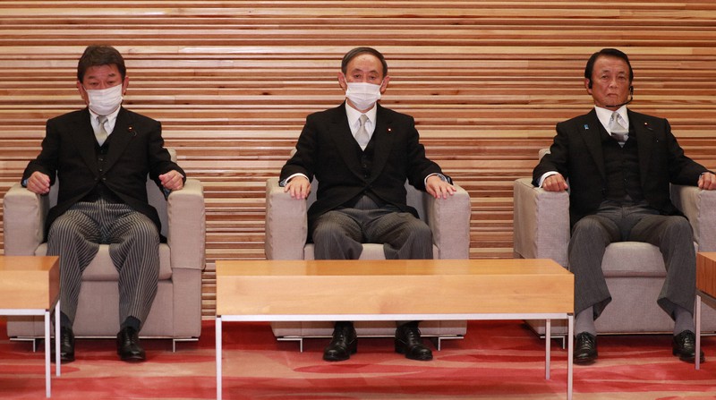 菅義偉首相による内閣が発足し、初閣議に臨む菅首相(中央)、麻生太郎副総理兼財務相(右)、茂木敏充外相=首相官邸で9月16日玉城達郎撮影