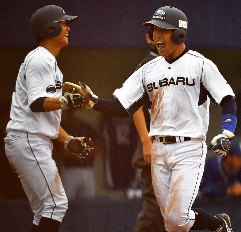 【日本製鉄鹿島-スバル】五回裏スバル2死一、二塁、岩元の左越え二塁打で二塁走者の日置(左)と一塁走者の森下が生還=群馬県・太田市運動公園野球場で2020年10月4日、西夏生撮影