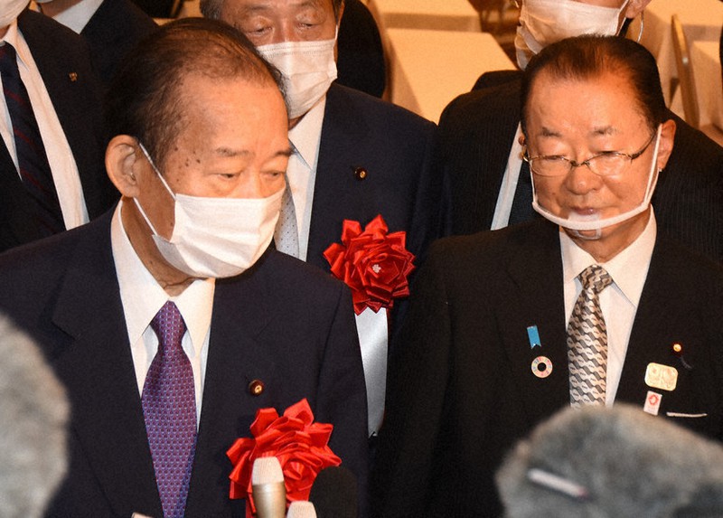 取材に応じる自民党の二階幹事長(左)と河村元官房長官=山口県宇部市で=2020年10月4日午前11時45分、遠藤雅彦撮影