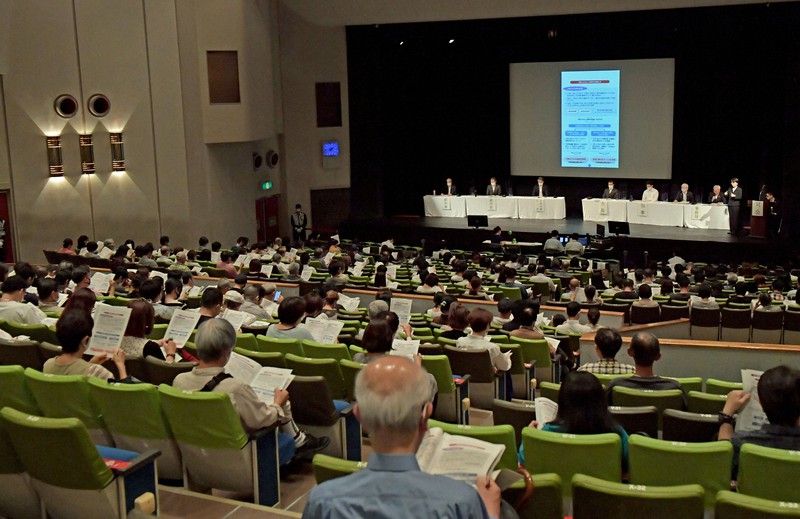 多くの人が訪れた「大阪都構想」の住民説明会=大阪市中央区で2020年10月4日午後2時8分、平川義之撮影
