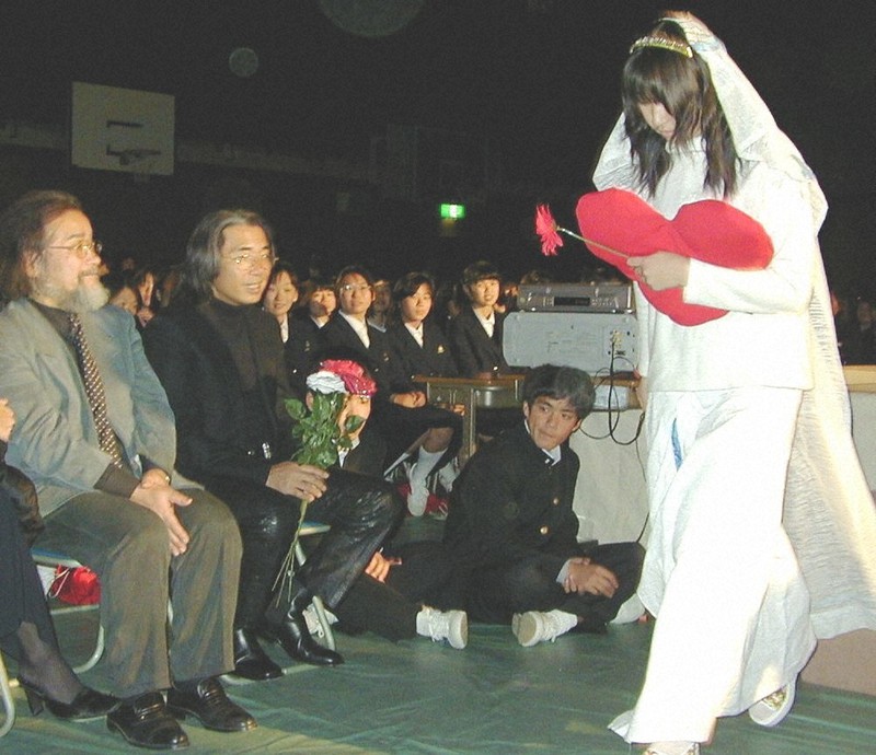 KENZOの赤いチョッキ、今も大切」 故郷・姫路から悼む声 高田賢三さん