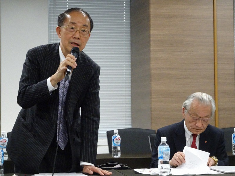 スルガ銀行と「借金帳消し」で合意したと発表する山口広・弁護団長。右は共同団長の河合弘之弁護士=2020年3月25日、今沢真撮影