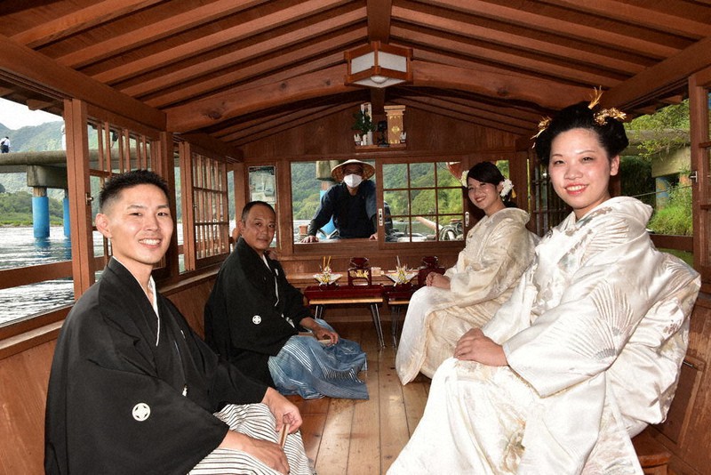 人前結婚式を前に幸せいっぱいの長山夫妻(手前)と山本夫妻=高知県四万十市佐田で、上野力撮影