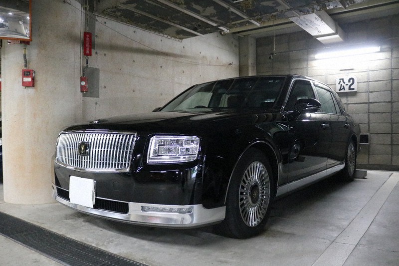 日ごろは県議会の議長車として使われている「貴賓車」センチュリー=山口県庁地下駐車場で2020年9月24日、降旗英峰撮影