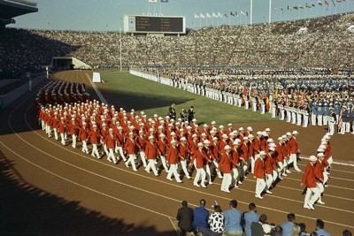 １９６４年１０月１０日、東京オリンピックが開幕。開会式が国立競技場で行われ７万５０００人の大観衆の前を９４カ国、約５５００人の参加各国選手団の最後に入場行進する日本選手団＝東京都新宿区で出版写真部員撮影
